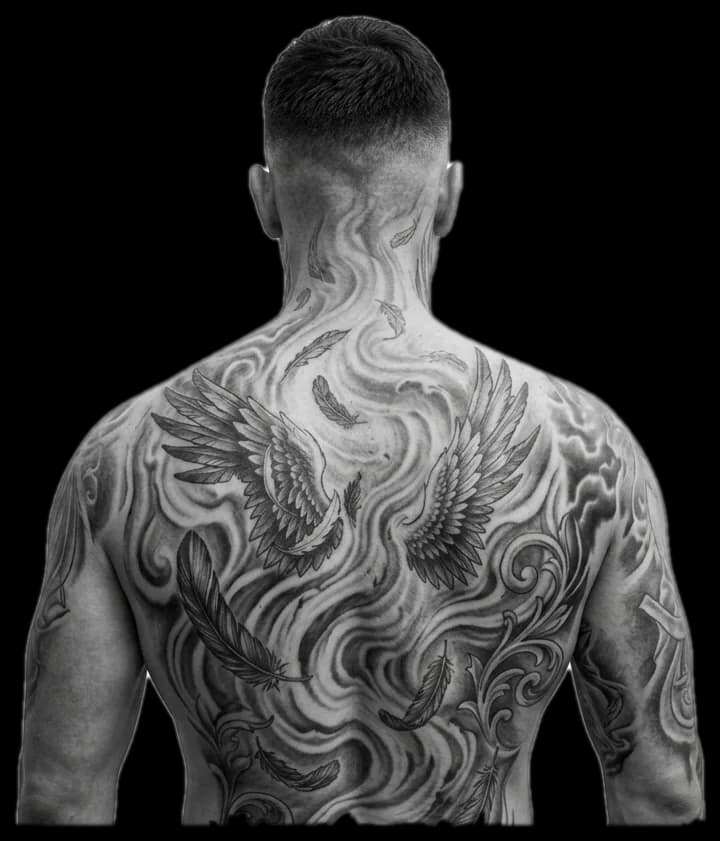 Cabeza y hombros con tatuaje de plumas y alas en la nuca